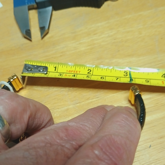 X Ladies Quartz Black Hills Gold watch. Gold tone case real gold leaves black - Picture 6 of 6